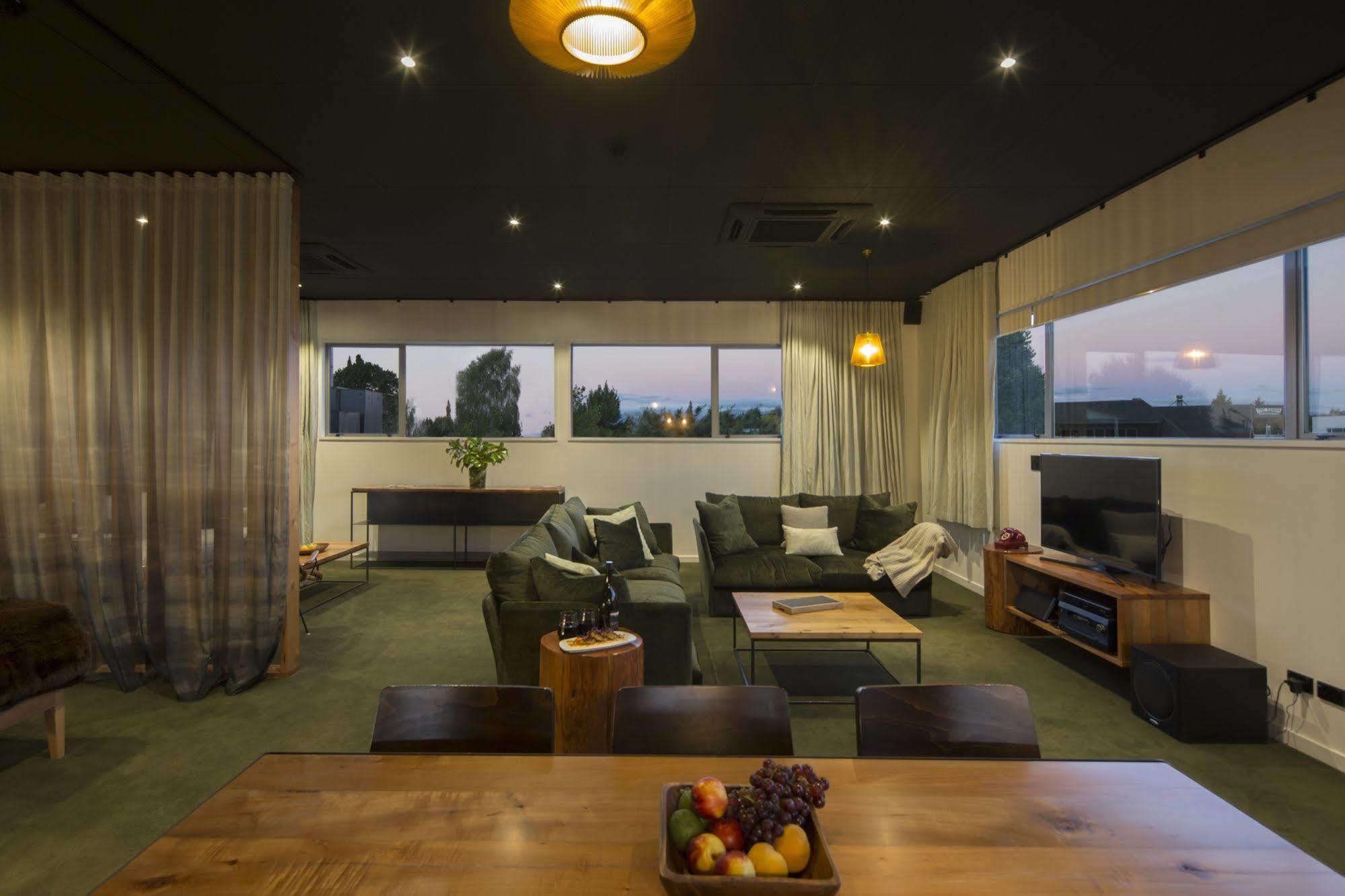The Cinema Suites Те-Анау Экстерьер фото